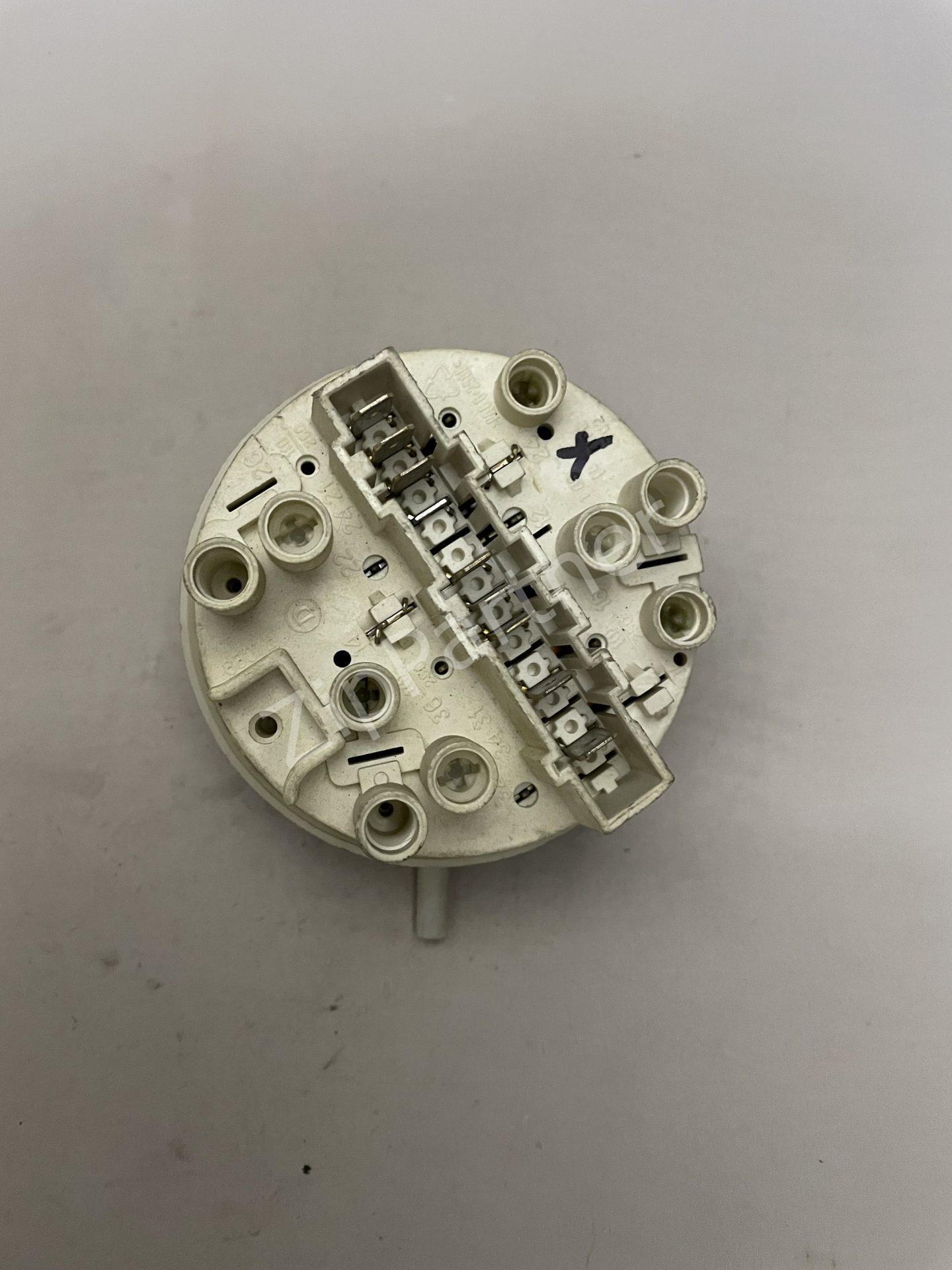 Прессостат AEG, Electrolux, Zanussi 124390580 (б/у)