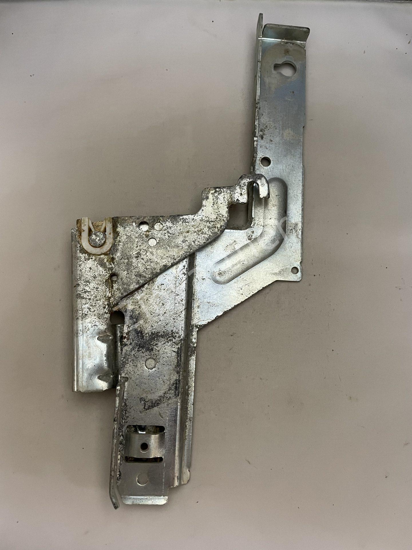 Петля двери в сборе Bosch, Siemens 263119 (Правая, б/у)