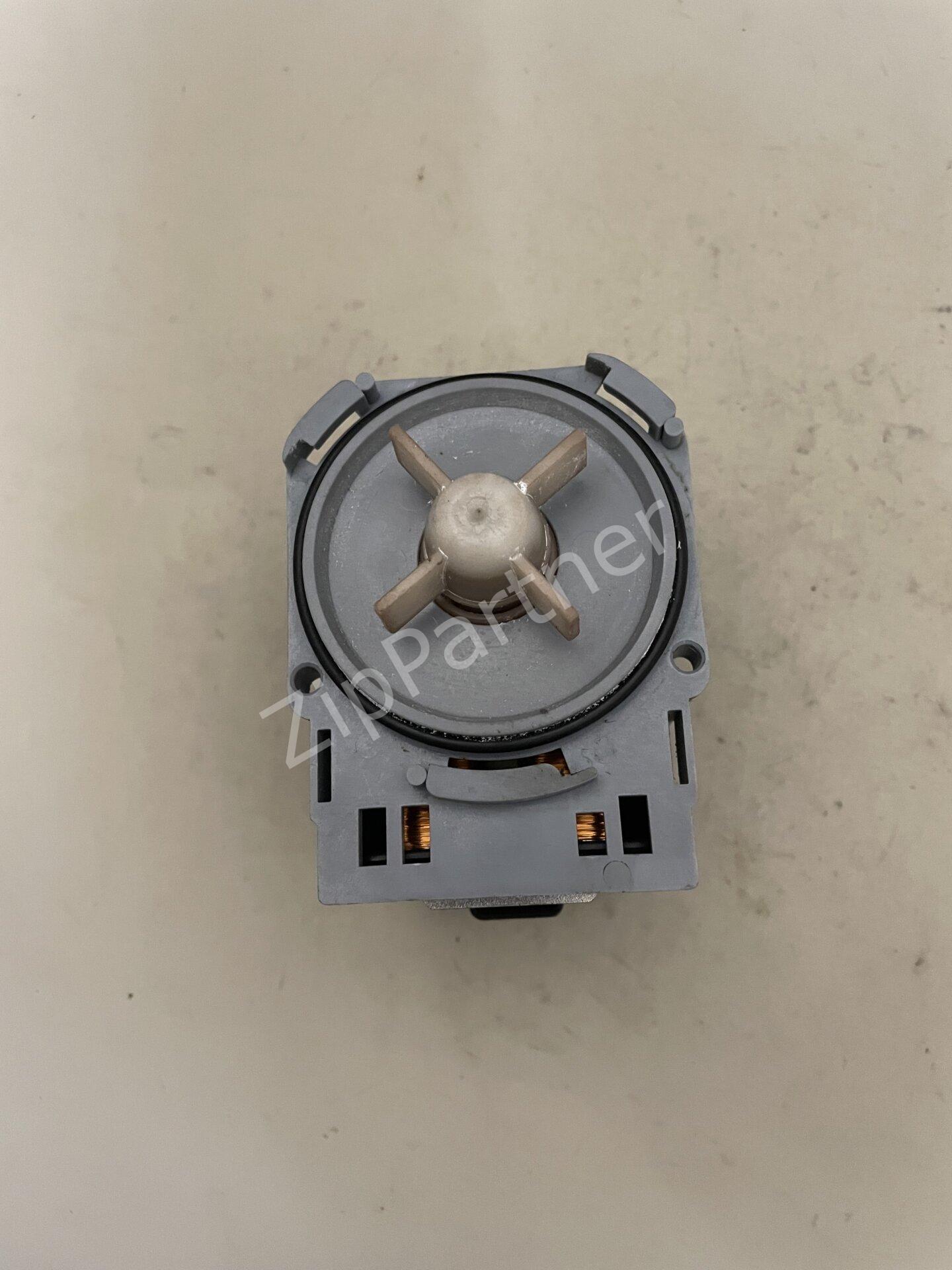 Помпа 3 защелки 1754 микрофишка сзади (б/у) фото #1